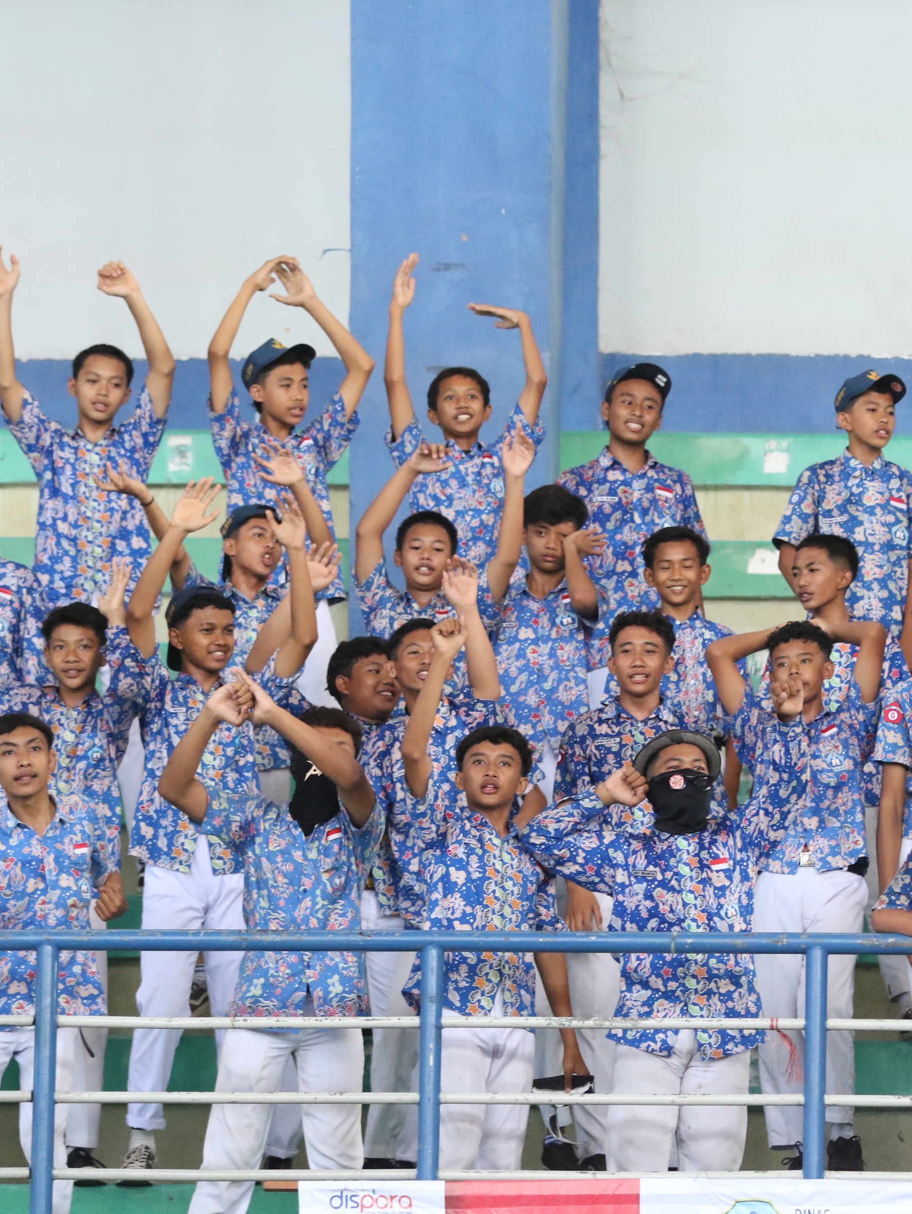 KONSISTEN MENDUKUNG : Kelompok suporter dari SMPN 1 Babat konsisten memberikan dukungan untuk tim sekolahnya. (Anjar D Pradipta/Radar Lamongan)