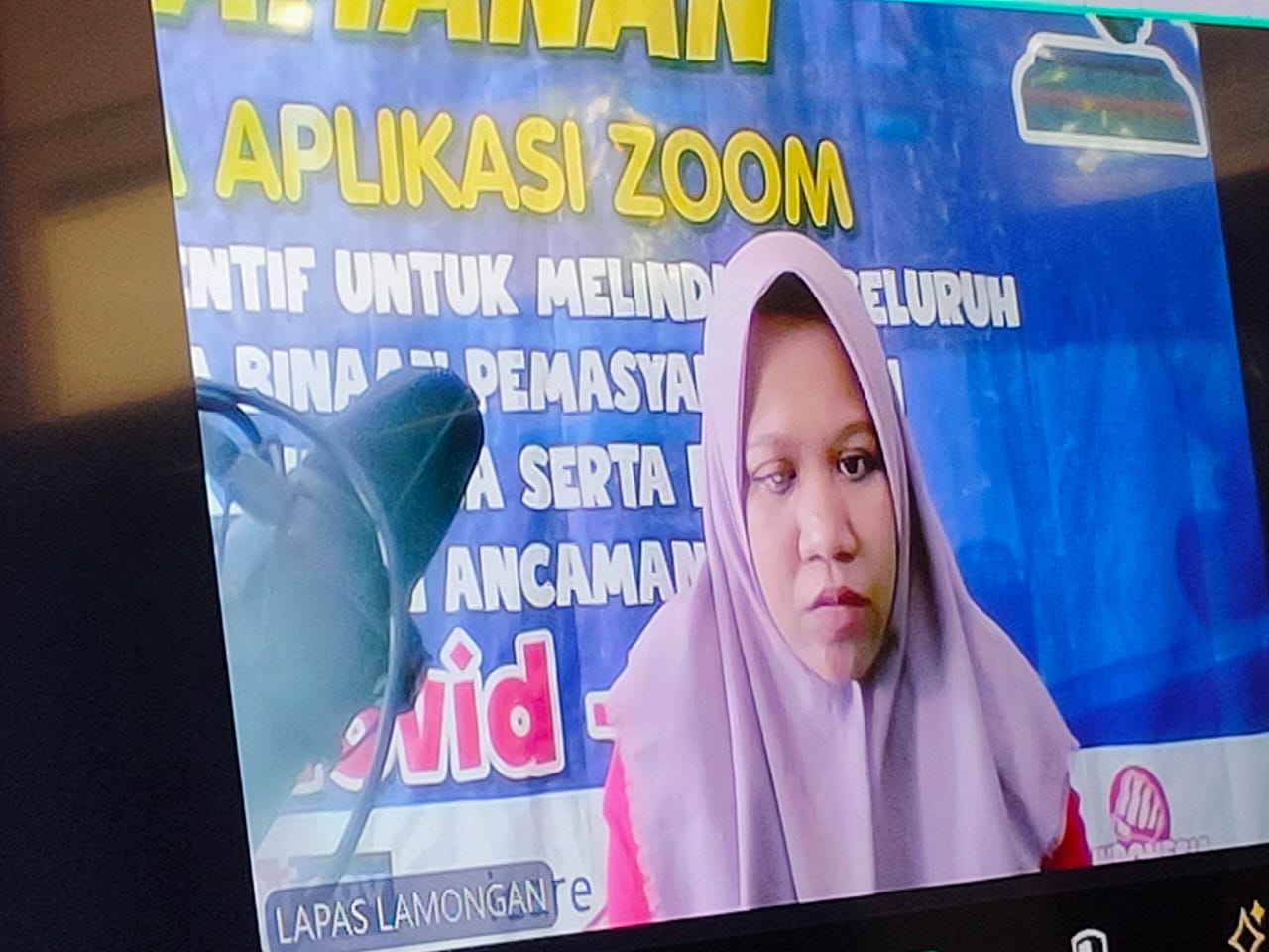 TERBUKTI BERSALAH: Susanti saat mendengarkan putusan dari Majelis Hakim PN Lamongan.