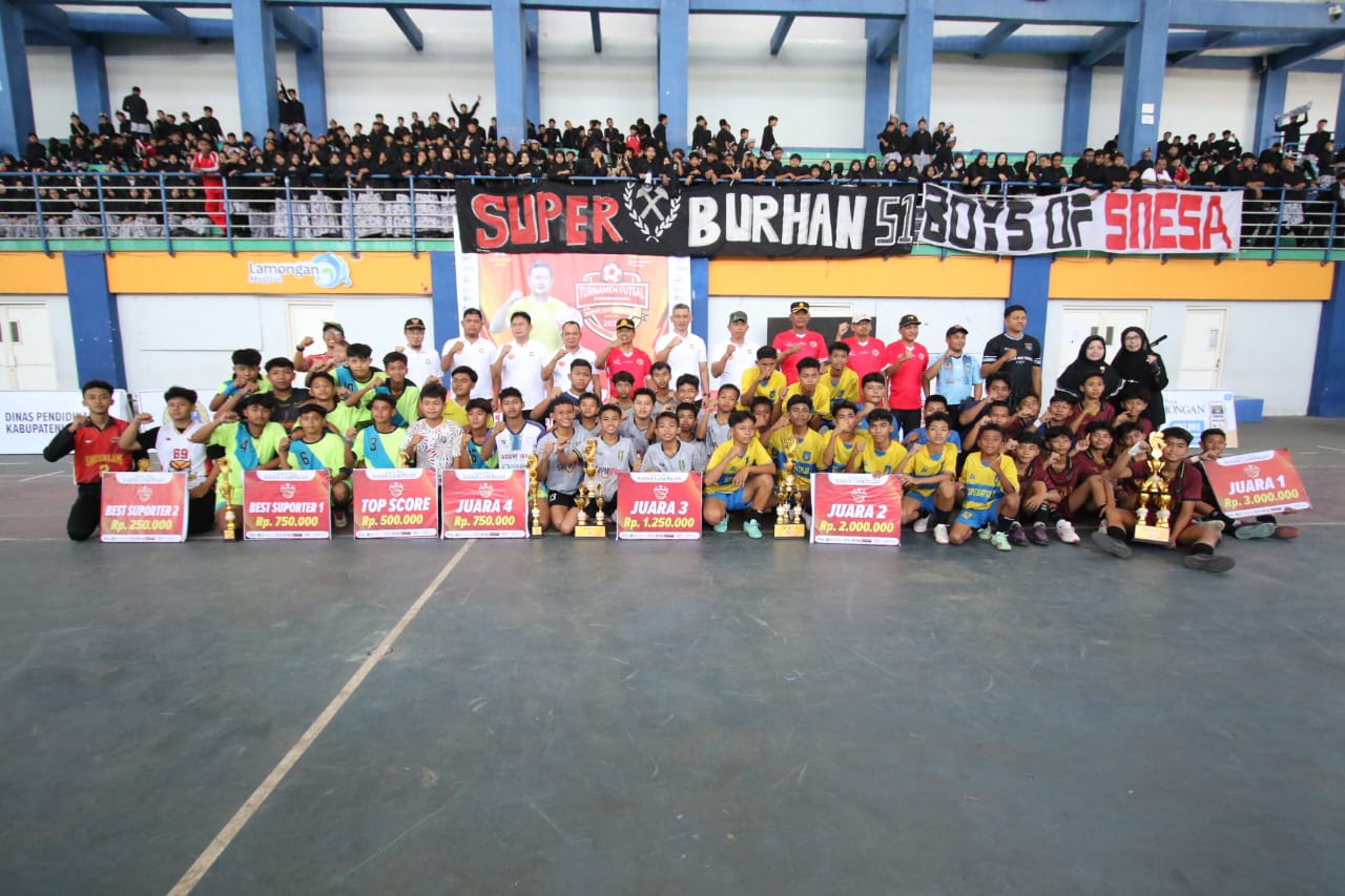SEMANGAT: Foto bersama para juara turnamen futsal Kemerdekaan yang diselenggarakan Jawa Pos Radar Lamongan di Sport Center Lamongan, Kamis (5/9).