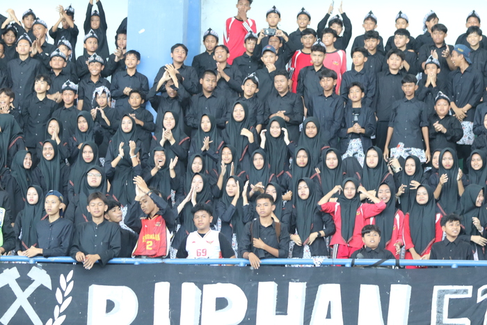 Kelompok supporter SMPN 1 Lamongan kembali meraih predikat best Supporter 2. (Anjar/Radar Lamongan)