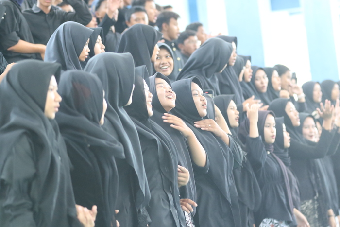 KONSISTEN : Siswa - Siswi SMPN 1 Babat selalu mendukung ketika tim sekolah mereka berlaga membuatnya dinobatkan sebagai best Supporter 1. (Anjar/Radar Lamongan)