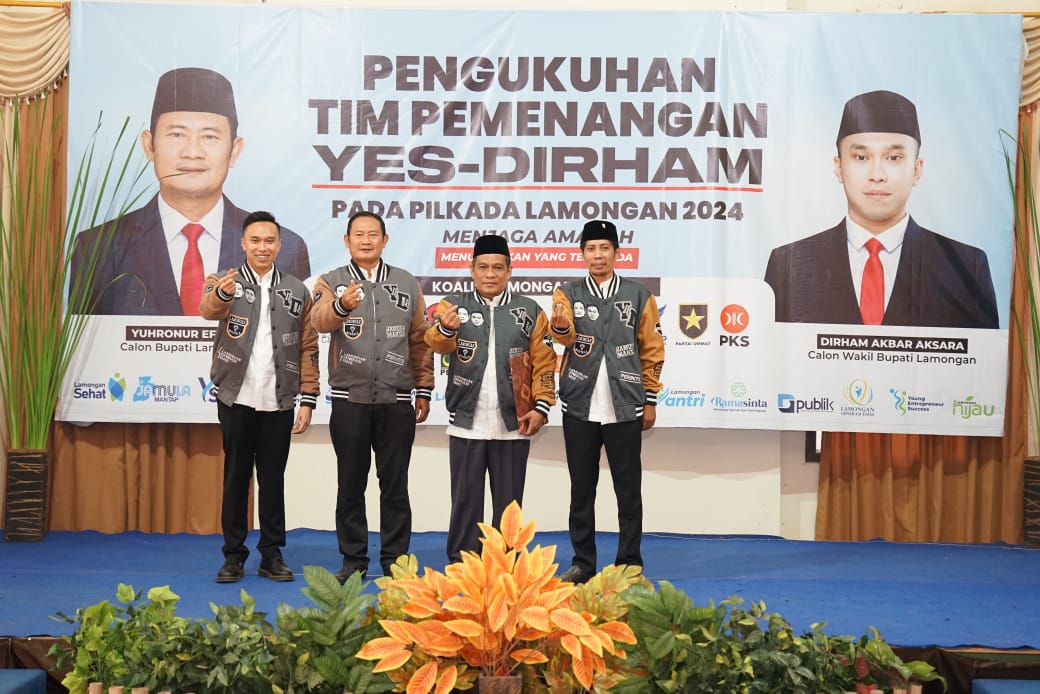 SOLID: Pak Yes dan Dirham foto bersama Ketua Tim Pemenangan R. Imam Mukhlishin dan Sekretaris Tim Pemenangan Husen.&nbsp;