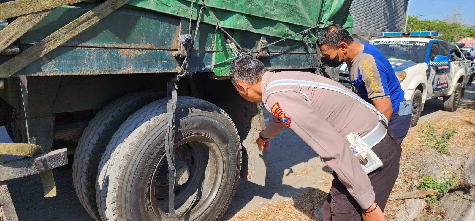 Petugas Satlantas Polres Lamongan memeriksa kolong truk yang terlibat kecelakaan di wilayah Kecamatan Sukodadi, Senin (9/9)