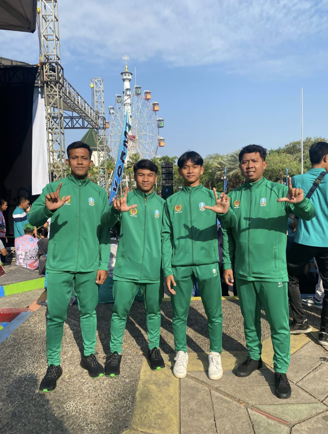 BANGGA: Tiga atlet Lamongan yang mewakili Jatim berlaga pada PON  XXI di Sumatera Utara (Sumut) dan Aceh.
