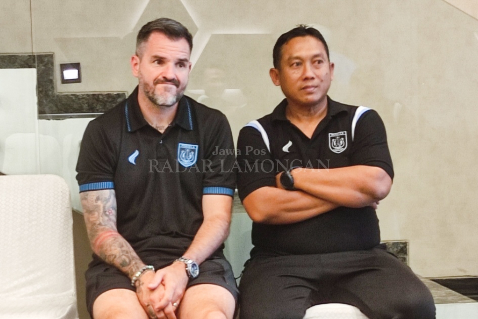 Didik Ludianto duduk berdampingan dengan Simon McMenemy saat acara doa bersama Persela jelang Liga 2 dimulai (Anjar D. Pradipta / Radar Lamongan)