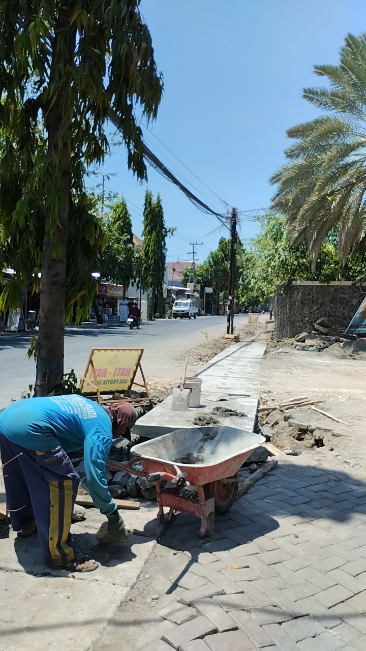 DIPERBAIKI: Saluran gorong &mdash; gorong di Jalan Kusuma Bangsa yang diperbaiki. (RIKA RATMAWATI/RDR.LMG)
