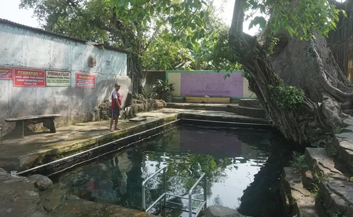 DULU SERING PENGUNJUNG BERENDAM UNTUK TUJUAN JALANKAN RITUAL: Salah satu sendang di kompleks Taman Bulusan, Desa Jimbung, Kecamatan Kalikotes, Kabupaten Klaten. (ANGGA PURENDA/RADAR SOLO)