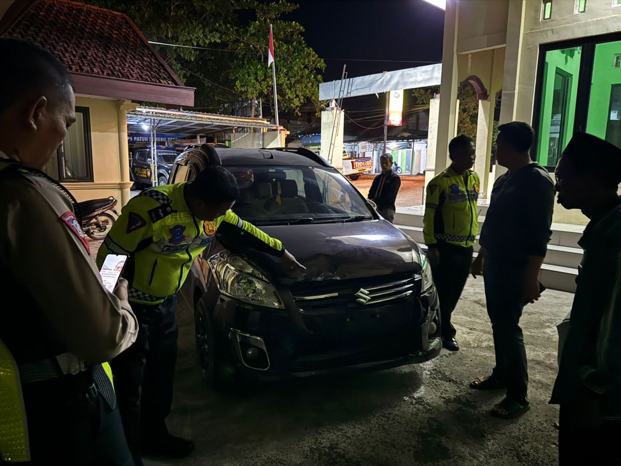 DIAMANKAN: Ertiga yang menabrak dua motor di jalan raya nasional masuk Kecamatan Deket. (IST/RDR.LMG)