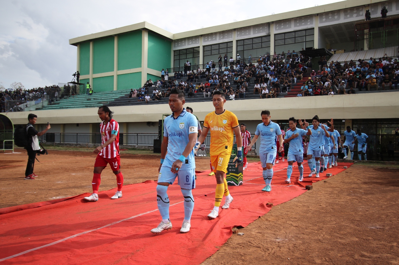 MINGGU DEPAN KE PAPUA: Pemain Persela saat memasuki lapangan Sport Center Tuban untuk menghadapi Deltras Sidoarjo. Laga berikutnya, Persela away ke Persewar dan Persipura. (ANJAR DWI PRADIPTA/RDR.LMG)