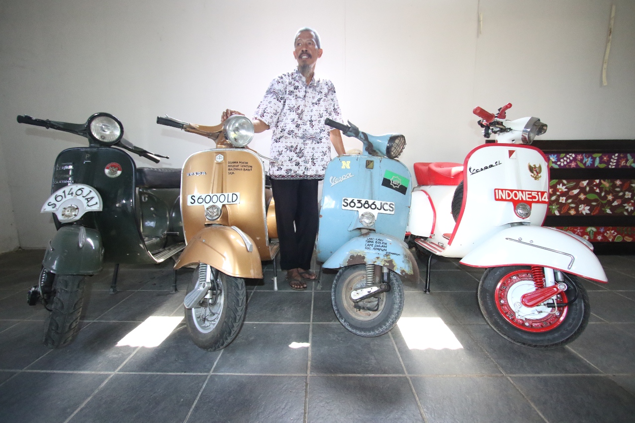 KENDARAI VESPA SEJAK MASIH MUDA: Rahadi Puguh Raharjo dan empat vespa yang dimilikinya. Vespa-vespa itu memiliki kenangan masing &ndash; masing. (ANJAR DWI PRADIPTA/RDR.LMG)