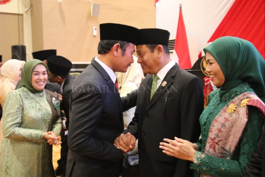 SIAP BERKONTESTASI: Yuhronur Efendi dan Abdul Ghofur menjadi dua bacabup Lamongan yang dinyatakan memenuhi syarat administrasi.&nbsp;(Anjar D. Pradipta / Radar Lamongan)