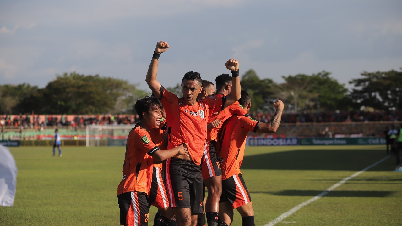 BERANGKAT DULUAN : Pemain Persibo berangkat ke papua lebih awal dibandingkan Persela yang dijadwalkan berangkat besok Selasa (17/9). (Yuan Edo/Radar Bojonegoro)