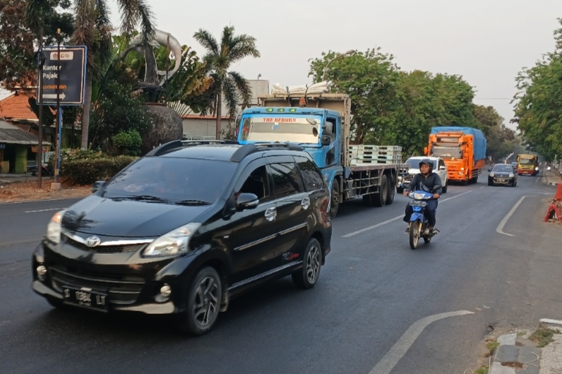 RAMAI LANCAR: Arus lalu lintas di jalan nasional diprediksi meningkat mulai Senin sore (16/9) hingga Selasa pagi (17/9).&nbsp;(Anjar D.  Pradipta / Radar Lamongan)