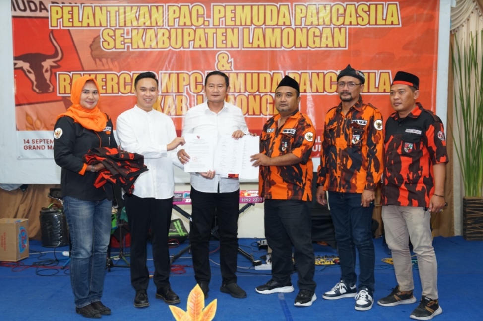 KOMITMEN: Penyerahan surat dukungan oleh Ketua MPC PP Lamongan kepada pasangan bacabup dan bacawabup Lamongan, Yes-Dirham.&nbsp;
