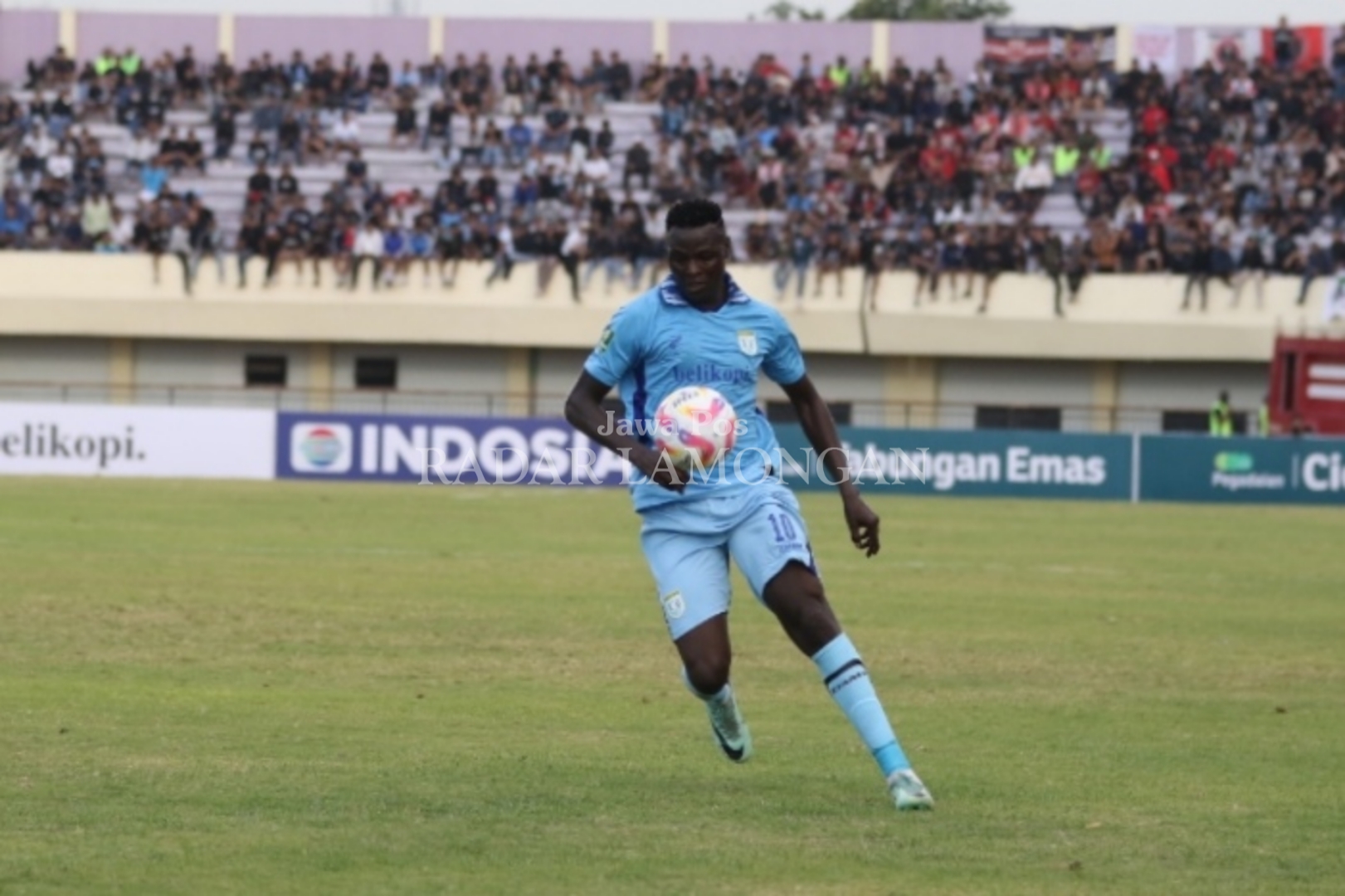 SIAPKAN FISIK: Penggawa Persela bakal menjalani perjalanan panjang ke Papua, untuk menghadapi Persewar Waropen Jumat (20/9). (Anjar D. Pradipta / Radar Lamongan)