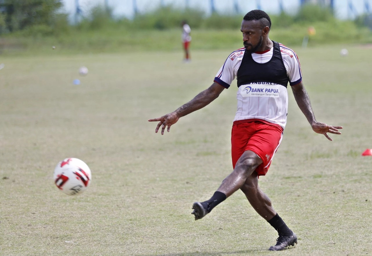 DISANKSI: Boaz Solossa, striker Persipura melepaskan sebuah umpan saat sesi latihan di Lapangan Unesa, Surabaya (11/3). (FOTO: Angger Bondan/Jawa Pos)