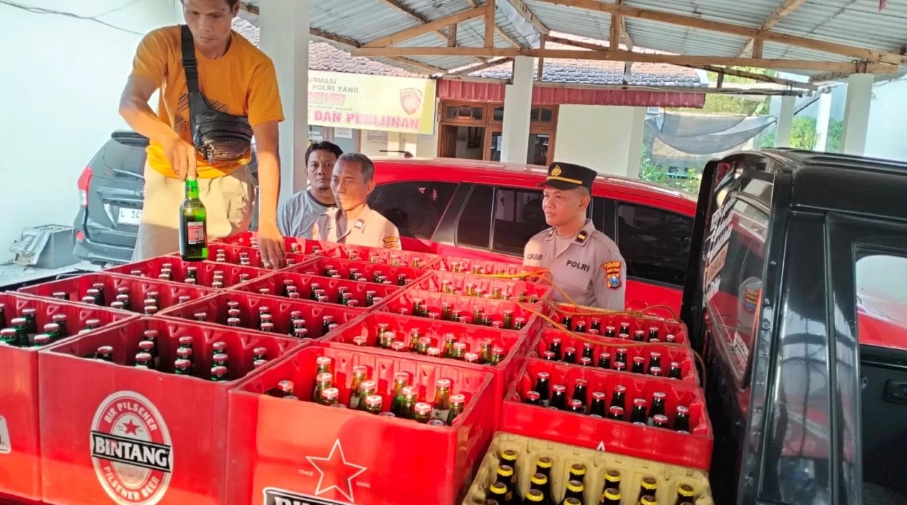 DIHENTIKAN PETUGAS GABUNGAN: Sopir pikap dan barang bukti miras yang disita polisi (Achmad RW/Radar Jombang)