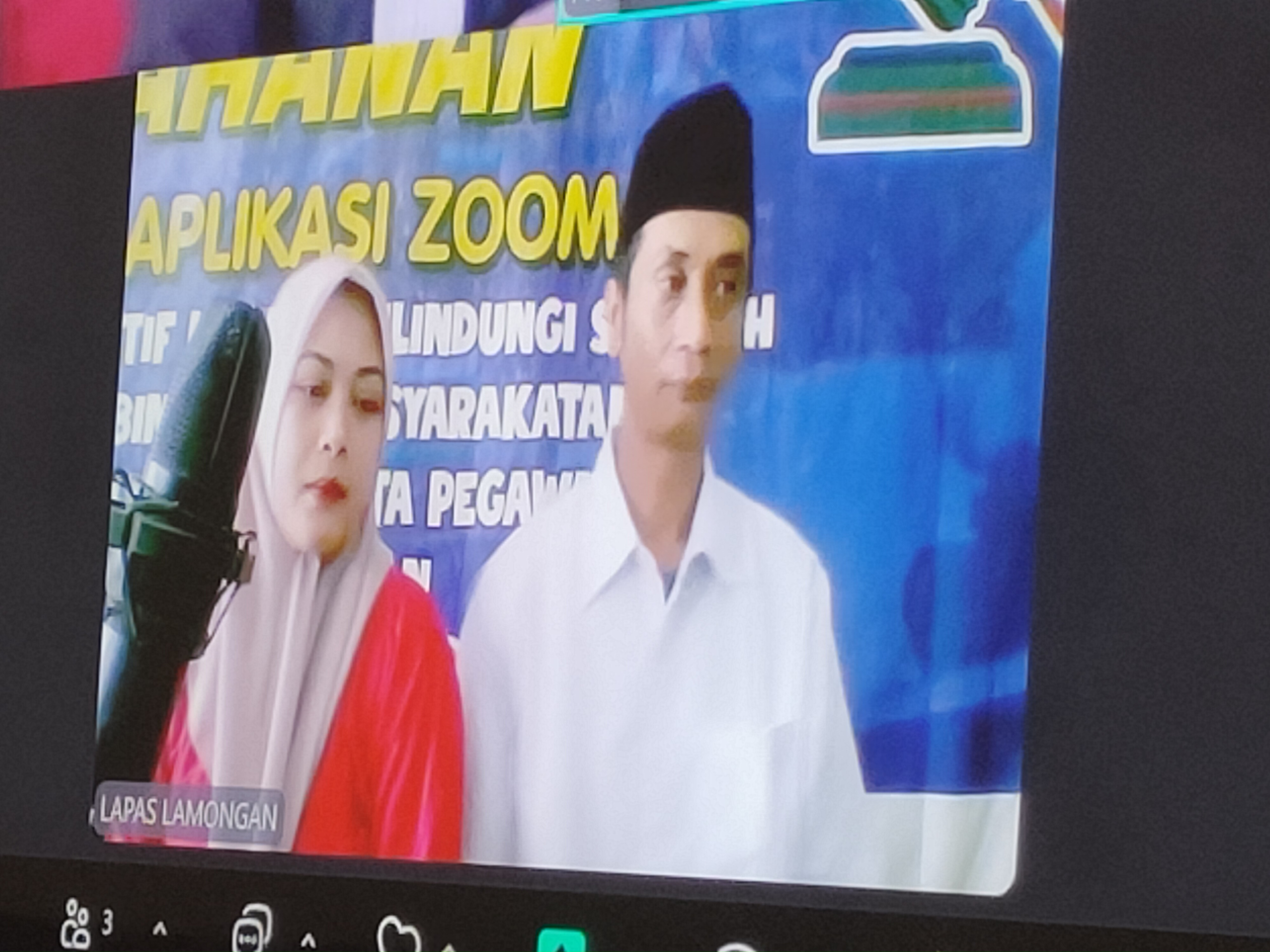 JALANI PERSIDANGAN: Viki Andik Gunawan dan Habibah Nuril Kaunaina terlibat kasus kepemilikan sabu &mdash; sabu. (IST/RADAR LAMONGAN)