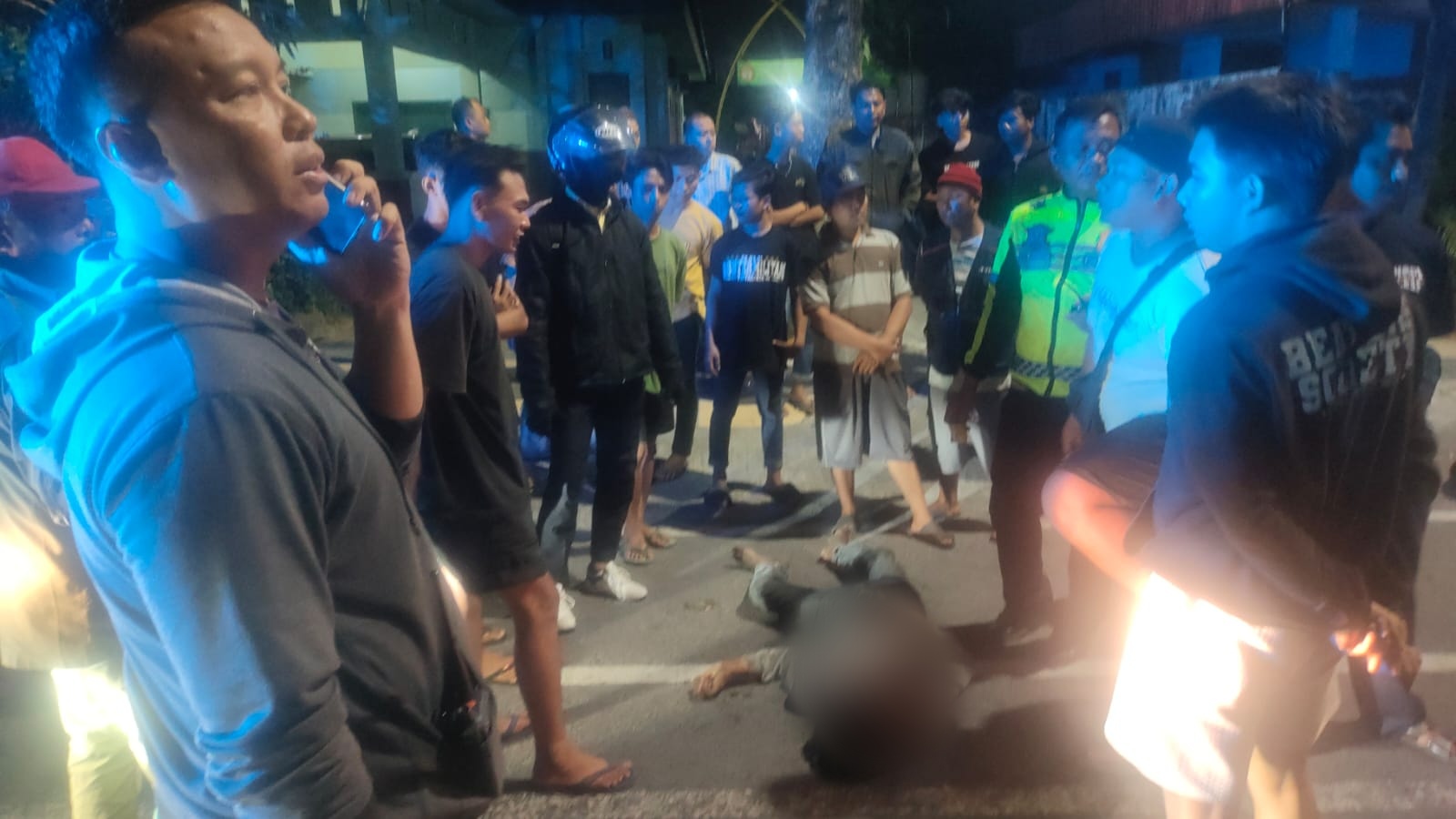 BABAK BELUR : Salah satu tersangka pembegalan berhasil diamankan warga dan anggota Polres Lamongan (Istimewa)