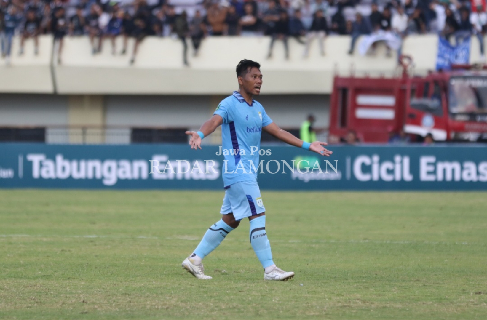 TEBUS KESALAHAN : Dipertandingan pertama melawan Deltras Sidoarjo, Toni Sucipto, sempat membuat blunder yang mengakibatkan gawang Persela dibobol pemain Deltras (Anjar D. Pradipta / Radar Lamongan)
