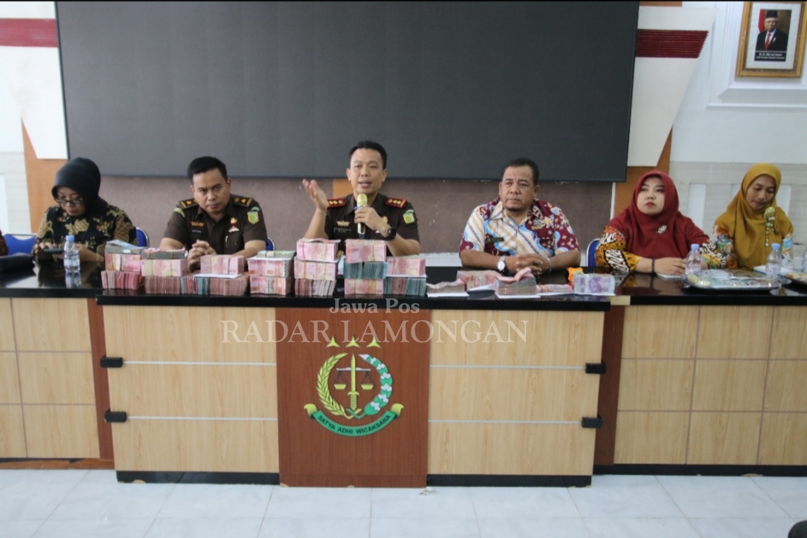 FANTASTIS: Proses pengembalian sisa pembayaran PTSL 12 desa di Kecamatan Modo sebesar Rp 1,7 miliar. (Anjar D. Pradipta / Radar Lamongan)