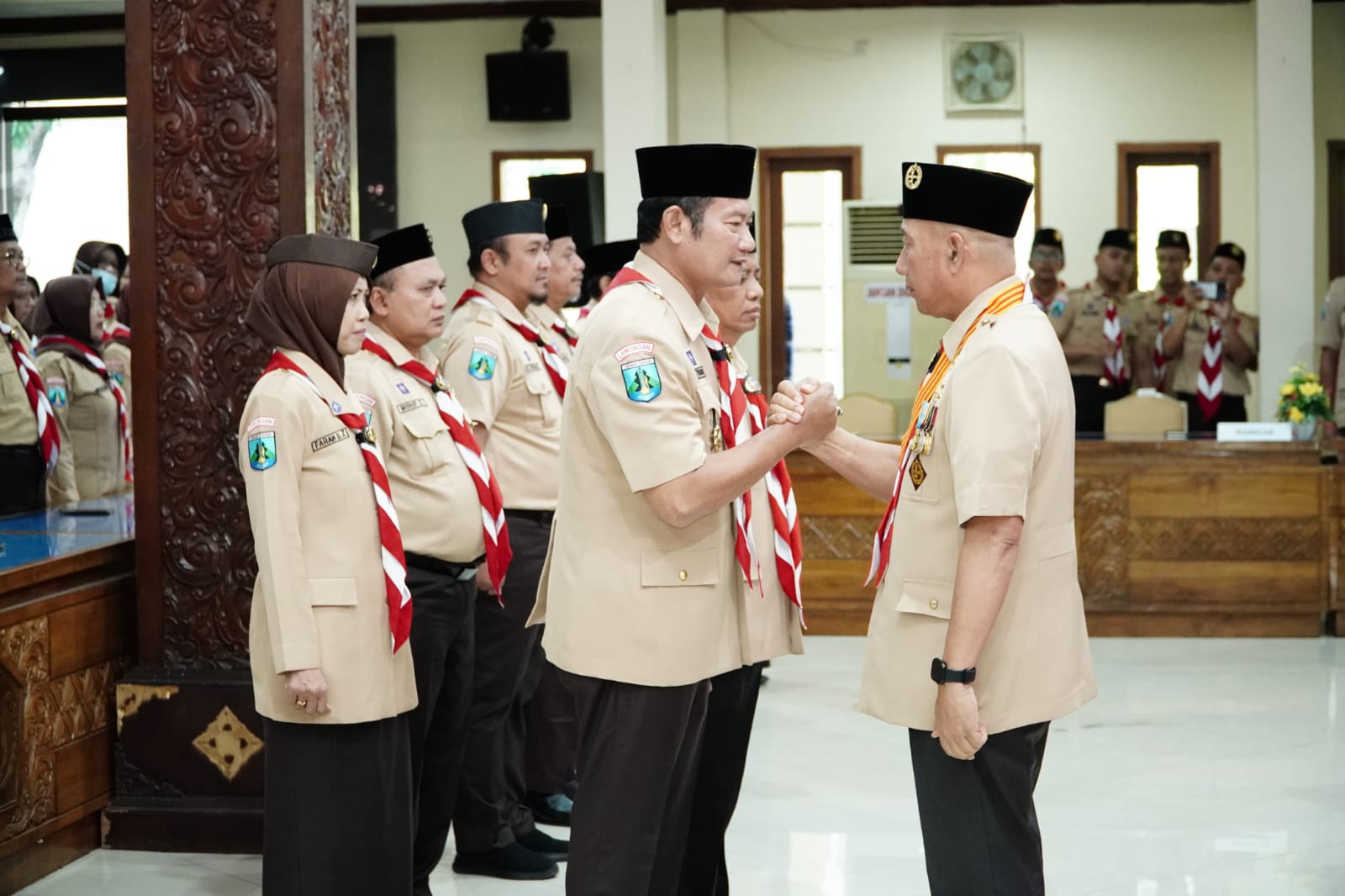 Ketua Kwarda Jatim, H. M. Arum Sabil, S.P., S.H melantik Ketua Majelis Pembimbing Cabang Lamongan (Kamabicab) masa bakti 2021-2025 Dr. H. Yuhronur Efendi MBA, MEK di Pendopo Lokatantra.