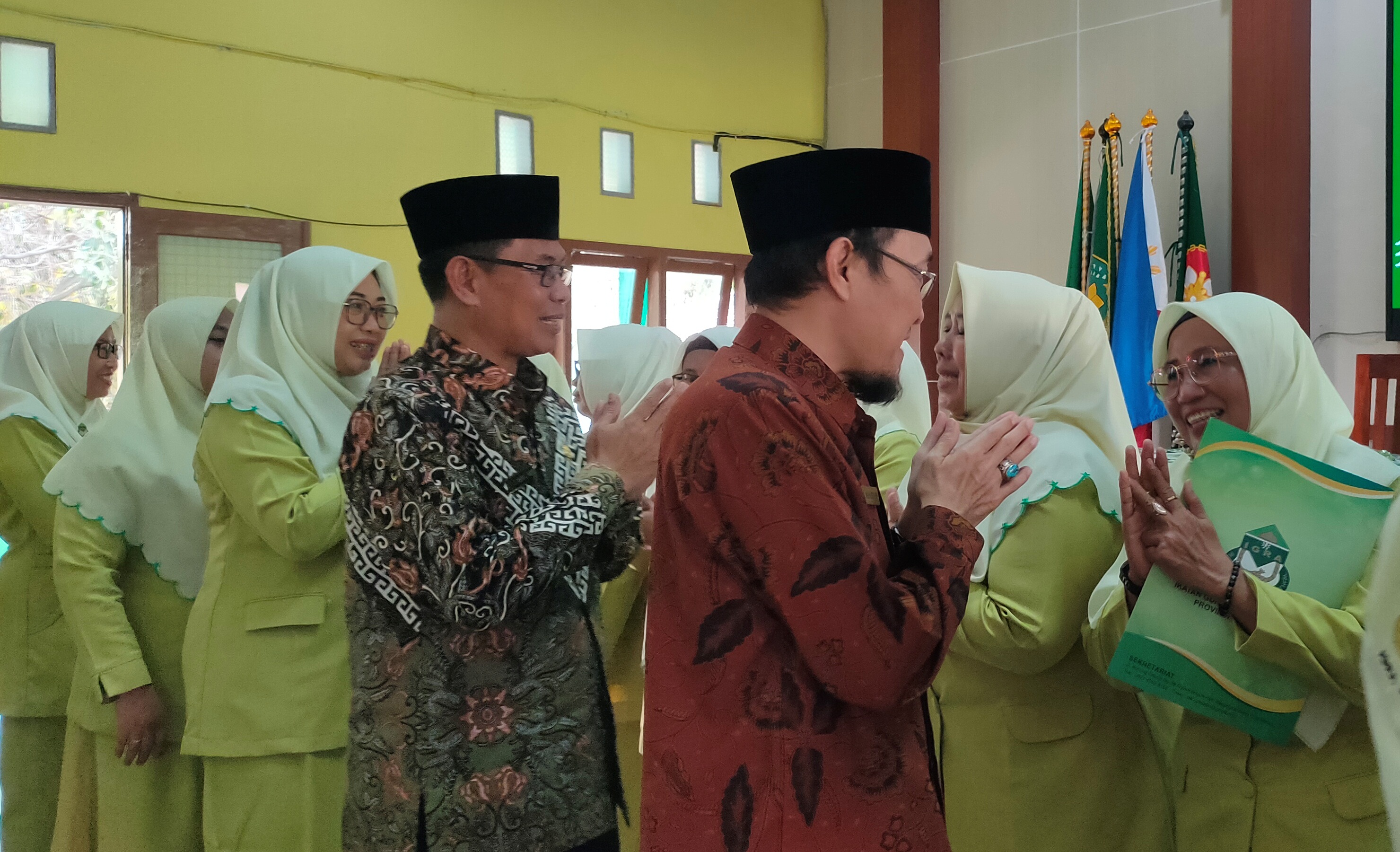 MUSDA BERJALAN LANCAR: Kusnul Khotimah  (kanan) menerima ucapan selamat setelah terpilih dan dilantik menjadi ketua PD IGRA Kabupaten Lamongan periode 2024 &mdash; 2028. (IST/RADAR LAMONGAN)