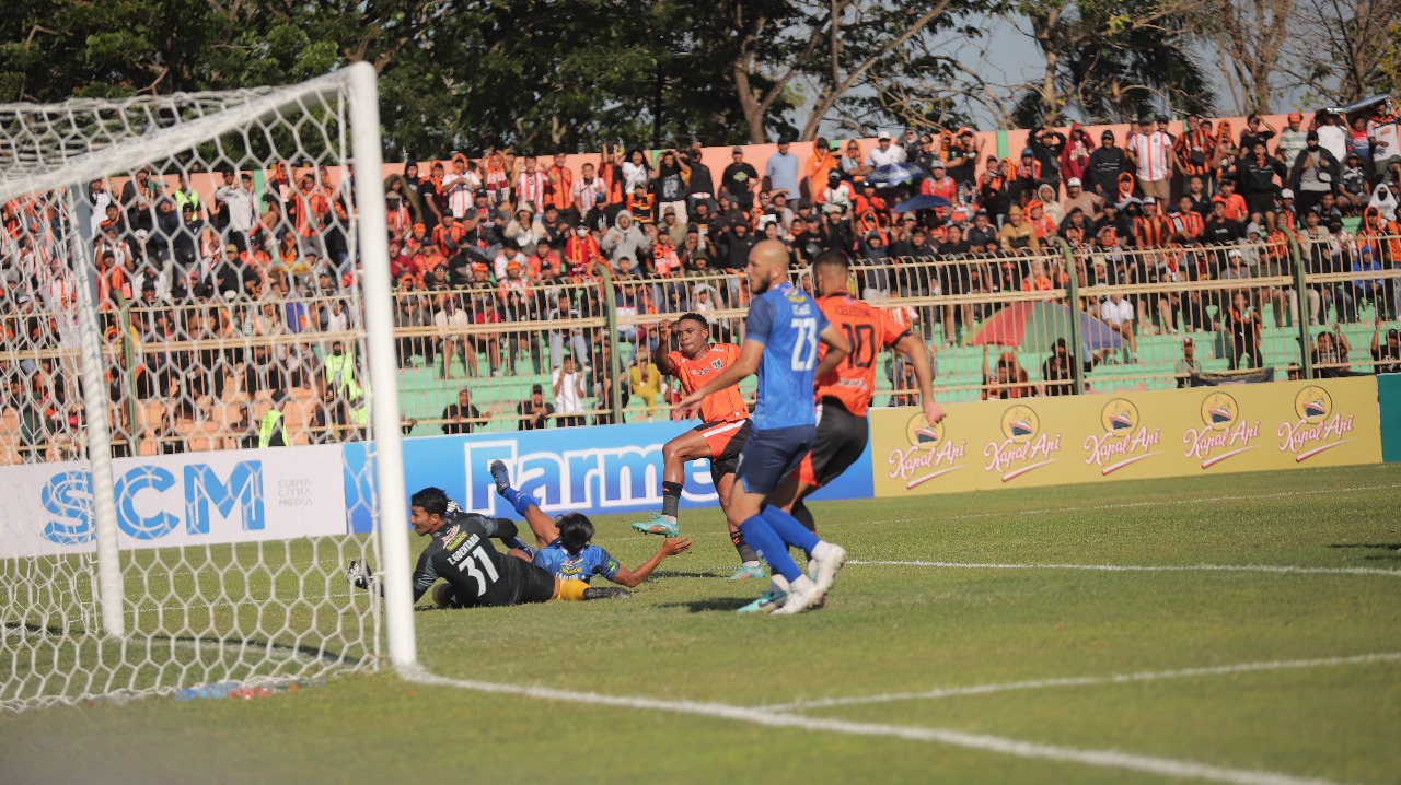 REBUT PUNCAK KLASEMEN : Persibo kembali merebut puncak klasemen sementara setelah mengalahkan Persipura 1-2. (Yuan Edo/Radar Bojonegoro)