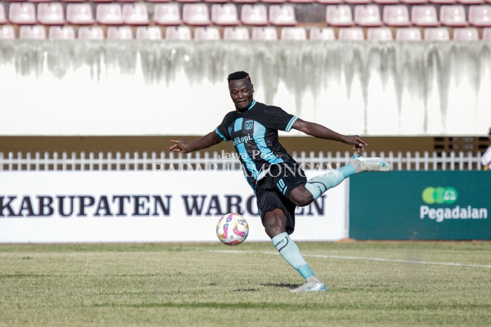 DUA LAGA DUA GOL: Striker Ezechiel NDouassel menunjukkan produktivitas golnya bersama Persela. Dia dua laga awal Liga 2, dia menciptakan masing &mdash; masing sebiji gol.(Dokumen Persela for Radar Lamongan)