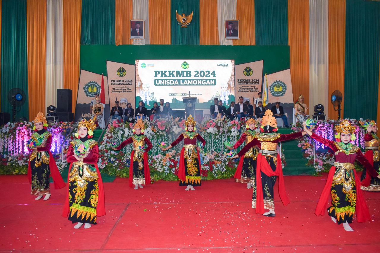 PENTAS SENI : berbagai seni di sajikan  saat pembukaan PKKMB Unisda Lamongan 2024