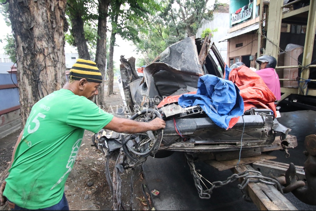 HANCUR : Mobil pikap yang dikendarai Nukan, Warga Ketapangtelu Kecamatan Karangbinangun hancur usai terlibat kecelakaan dengan Bus di Jalan Jaksa Agung Suprapto (23/9) pagi. (Anjar / Radar Lamongan)
