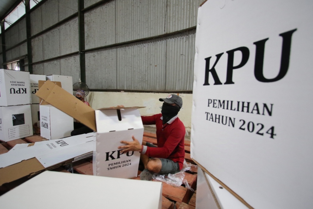 DIKEBUT: KPUK Lamongan merampungkan perakitan kotak suara, dengan mengerahkan 17 pekerja. (Anjar D. Pradipta / Radar Lamongan)