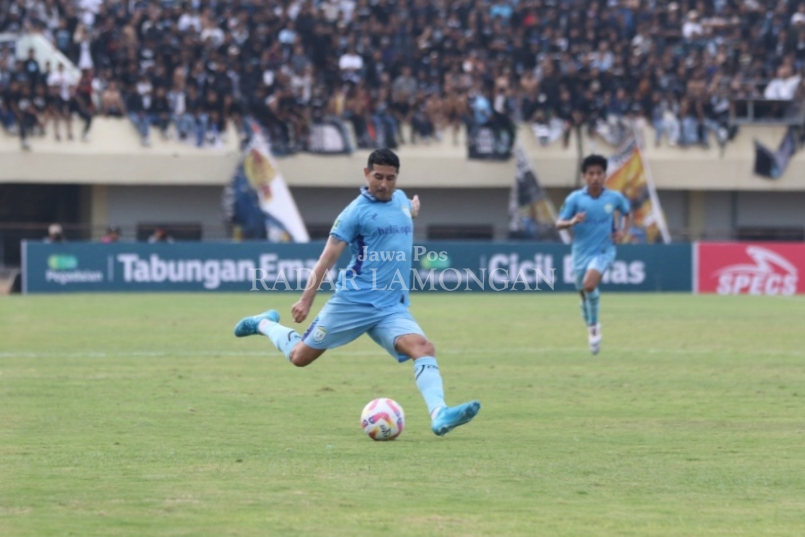 TIDAK MUDA LAGI: Esteban Vizcarra selalu menjadi starter di dua laga yang dilakoni Persela. (Anjar D. Pradipta / Radar Lamongan)