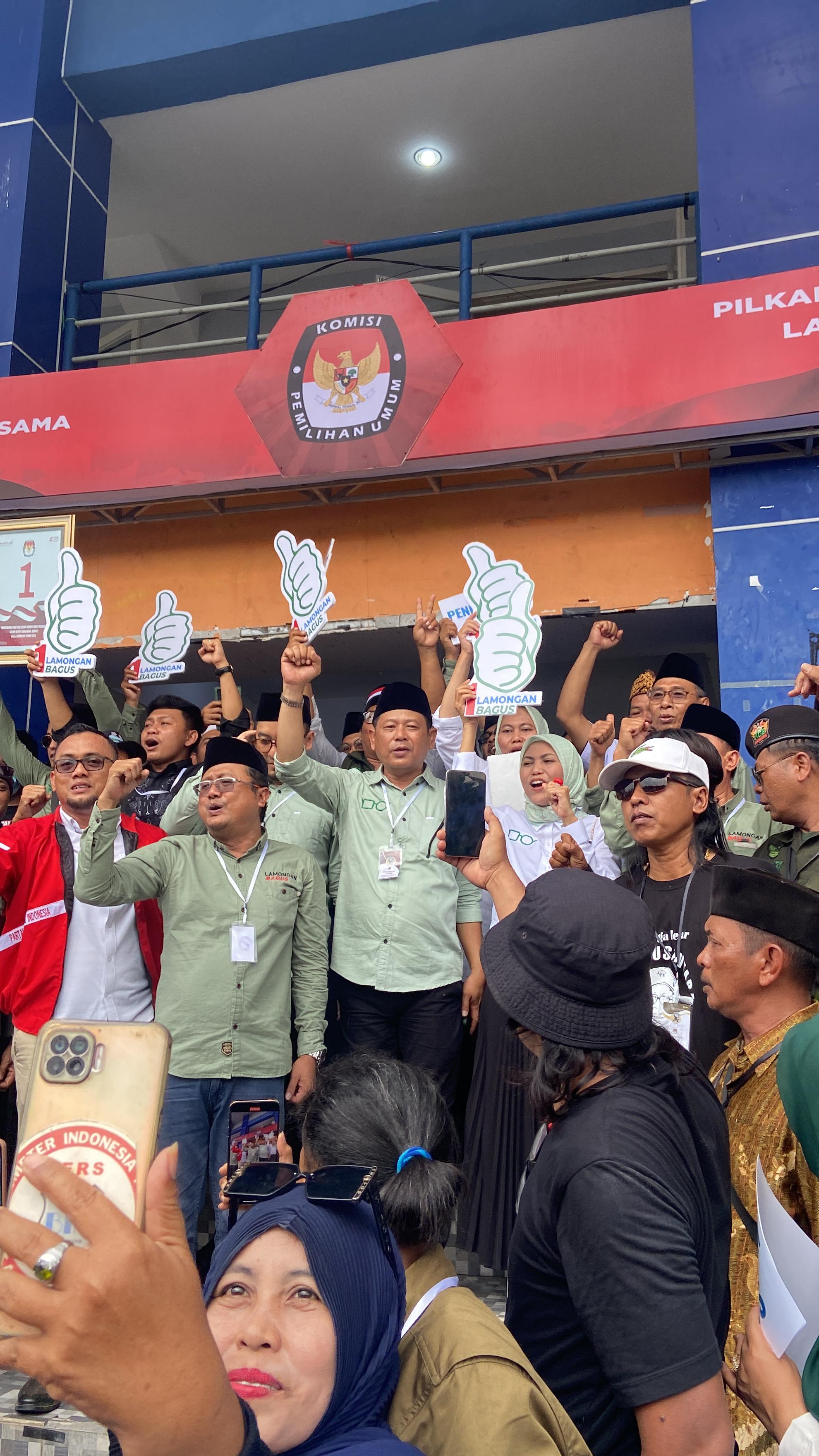 FOTO BERSAMA: Pasangan H Abdul Ghofur dan Firosya Shalati bersama relawan partai pengusung.