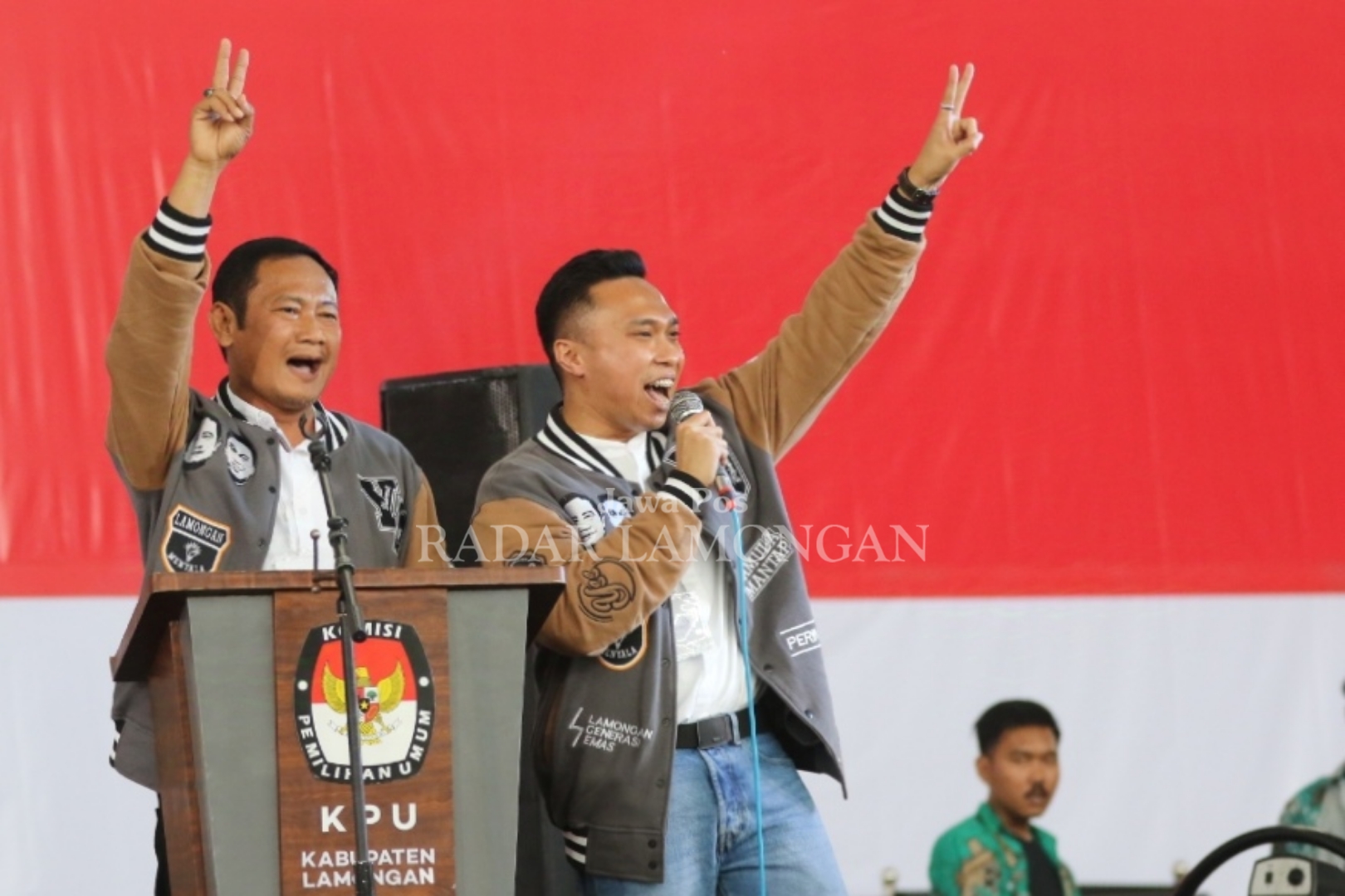 SUKSES: Pasangan calon bupati dan calon wakil bupati Lamongan nomor urut dua, Dr. H. Yuhronur Efendi, MBA., M.EK. dan Dirham Akbar Aksara, S.T (Yes-Dirham) saat memberikan sambutan. (Anjar / Rlmg)