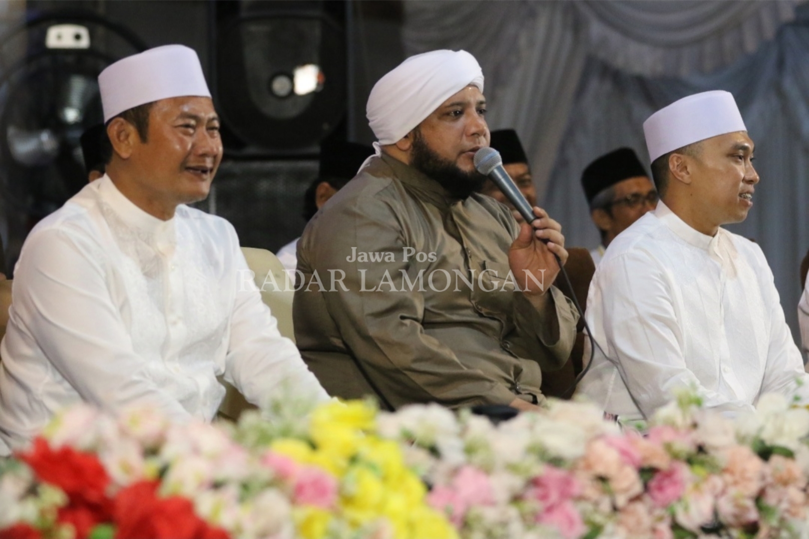 KEBERSAMAAN: Pasangan Yes-Dirham bersama Habib Muchsin Alhamid dari Jember dalam acara Lamongan bersholawat.&nbsp;(Anjar D. Pradipta / Radar Lamongan)