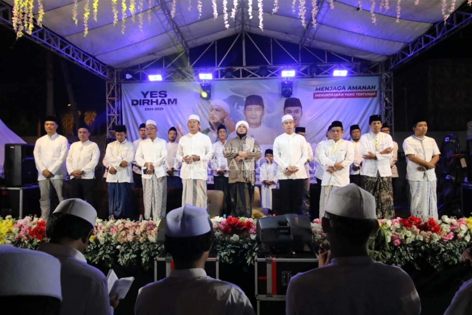 SUKSES: Turut hadir tokoh agama, tim pemenangan, parpol koalisi Lamongan megilan, dan relawan pada acara Lamongan bersholawat (Anjar D. Pradipta / Radar Lamongan)