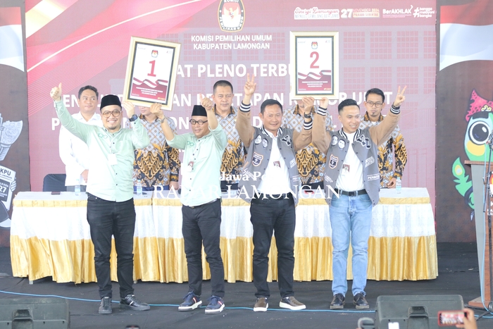 HADAPI PERSAINGAN PILKADA DENGAN SENYUMAN: Pasangan Bagus mendapatkan nomor urut 1 dan pasangan Yes &mdash; Dirham mendapatkan nomor urut 2 . (Anjar/Radar Lamongan)