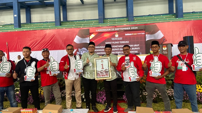 BAWA SIMBOL ANGKA 1: Pasangan H Abdul Ghofur dan Firosya Shalati foto bersama partai pengusung.