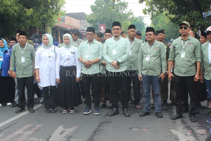 BERSATU: Pasangan H Abdul Ghofur dan Firosya Shalati bersama relawan dan tim pemenangan Bagus. (Gamal A/Radar Lamongan)