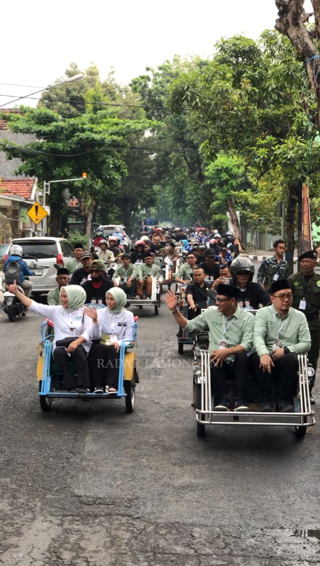 SATU TUJUAN: H Abdul Ghofur dan Firosya Shalati menumpangi satu becak. Satu becak lainnya, ditumpangi istri H Abdul Ghofur dan Firosya Shalati. Sementara becak &mdash; becak lainnya ditumpangi timsesnya.