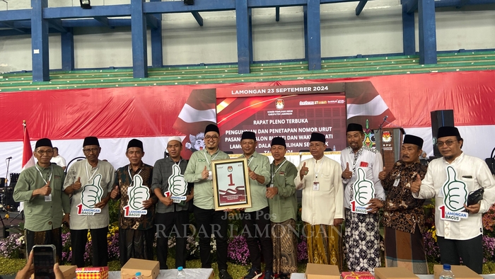 BERSAMA ULAMA: Pasangan H Abdul Ghofur dan Firosya Shalati memperlihatkan nomor urut 1 bersama beberapa kiai.