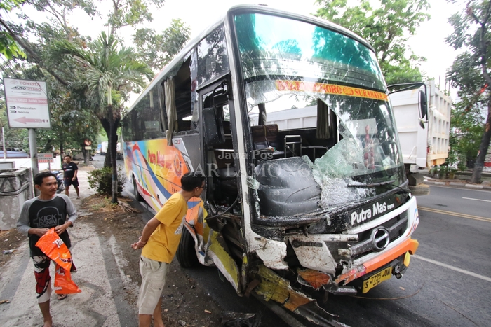MAKAN KORBAN SATU JIWA: Bagian depan bus Putra Mas setelah menabrak pikap kemarin pagi.  (Anjar Dwi Pradipta/Radar Lamongan)