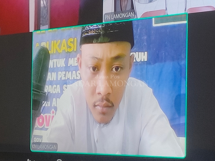 DIVONIS SETAHUN: Rio Agus Setio Aji dinyatakan bersalah, membawa sajam jenis brass knuckle dalam persidangan secara online kemarin.(IST/RADAR LAMONGAN)