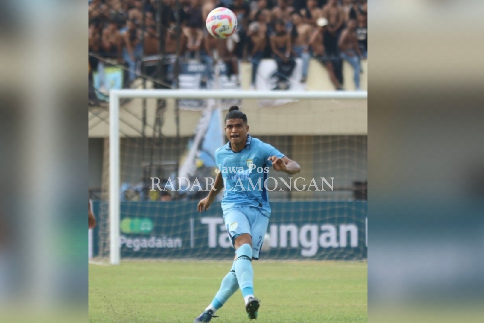 MOTIVASI BERLIPAT: Bek Persela, Anderson Nascimento diharapkan mampu mematikan pergerakan pemain depan Persipura. (Anjar / Radar Lamongan)