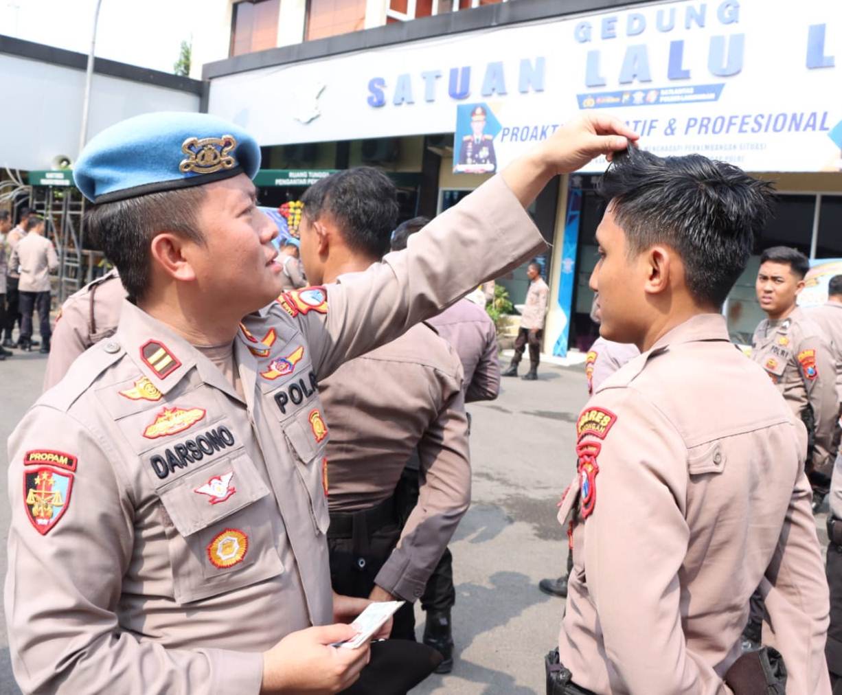 CEK KERAPIAN RAMBUT: Anggota Polres Lamongan yang menjalani penegakan dan penertiban disiplin. Mereka juga diminta tes urine. (IST/RDR.LMG)