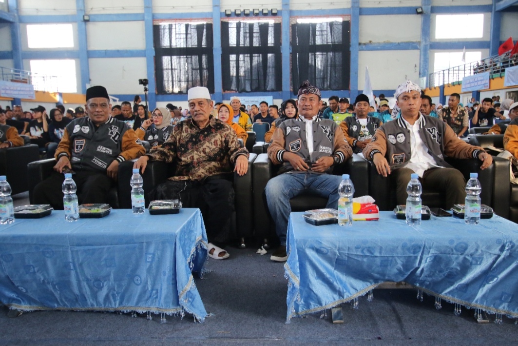 DUKUNG PENUH: Prof. Dr. KH. Abdul Ghofur mengajak santri dan alumni Ponpes Sunan Drajat serta masyarakat Lamongan, untuk memilih Yes-Dirham di Pilkada Lamongan 2024