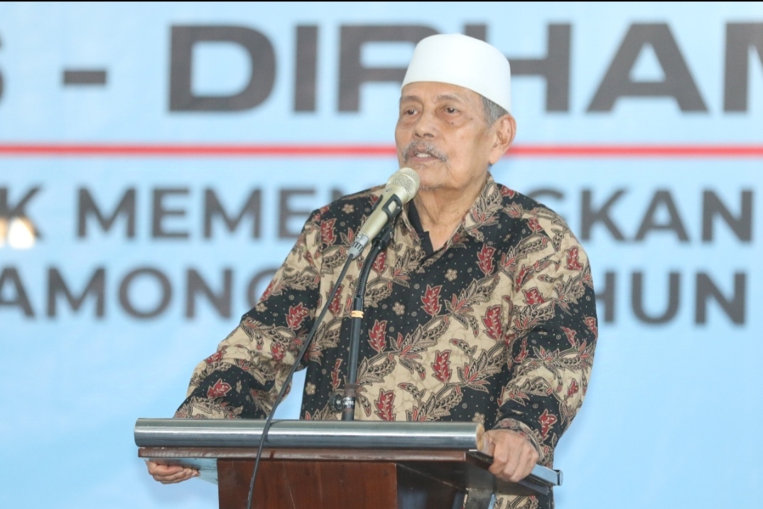 DOA DAN DUKUNGAN: Prof. Dr. KH. Abdul Ghofur saat memberikan sambutan dan doa dalam acara rapat akbar relawan Yes-Dirham (Anjar / Radar Lamongan)