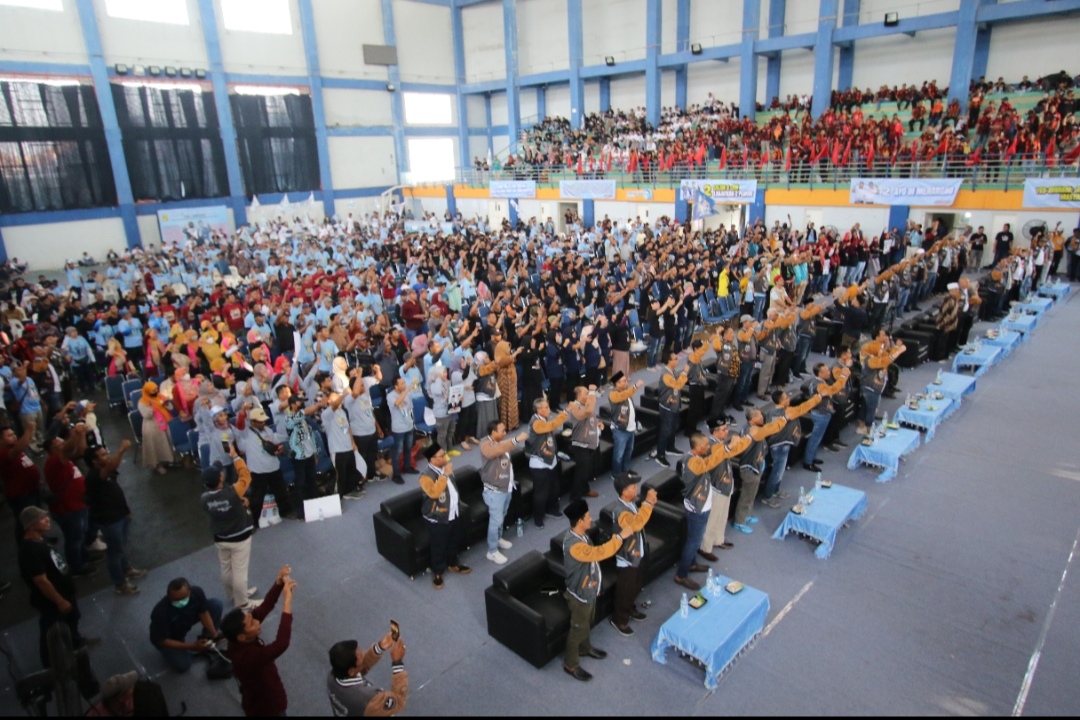 TOTALITAS: Ribuan relawan pendukung Yes-Dirham hadir dalam acara rapat akbar relawan Yes-Dirham.