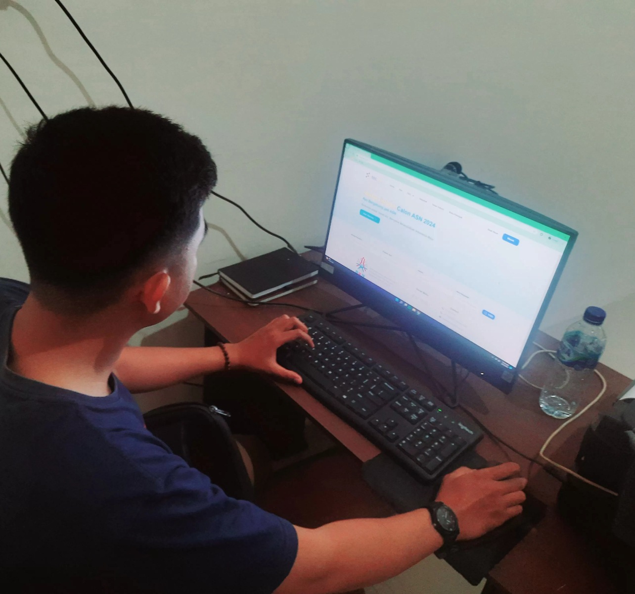 Salah satu pelamar CPNS saat melakukan pendaftaran melalui website SSCASN. (Rofiq/Radar Gresik)